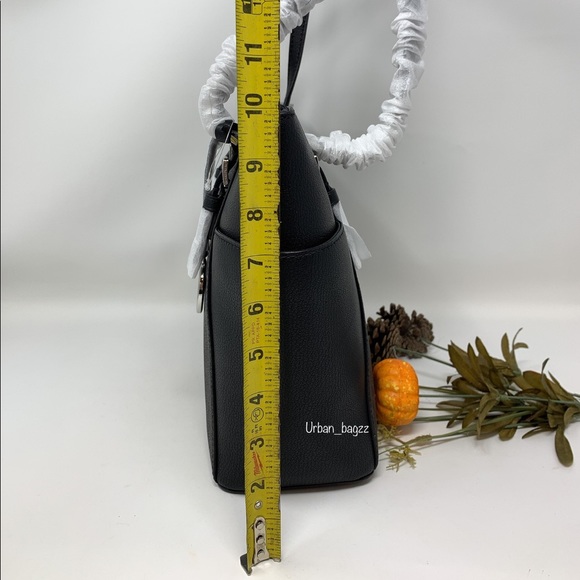 Michael Kors Charlotte Large Top Zip Tote - Picture 4 of 8